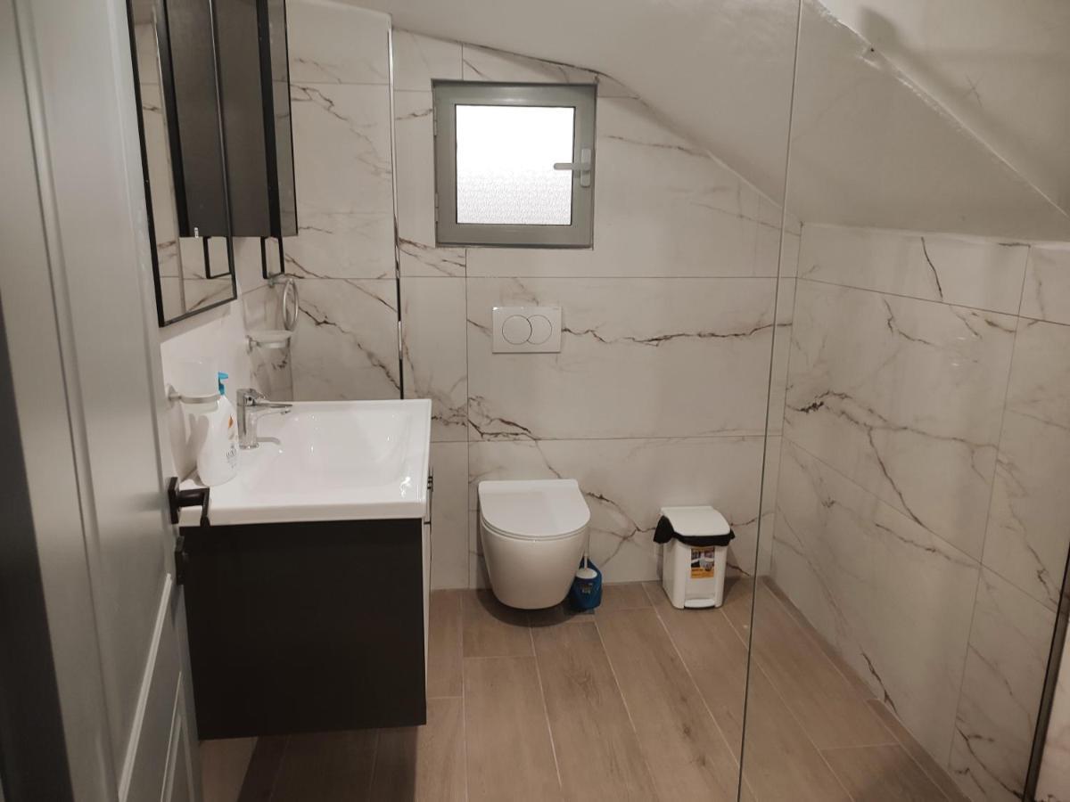 Petros Rooms Himare Rum bild