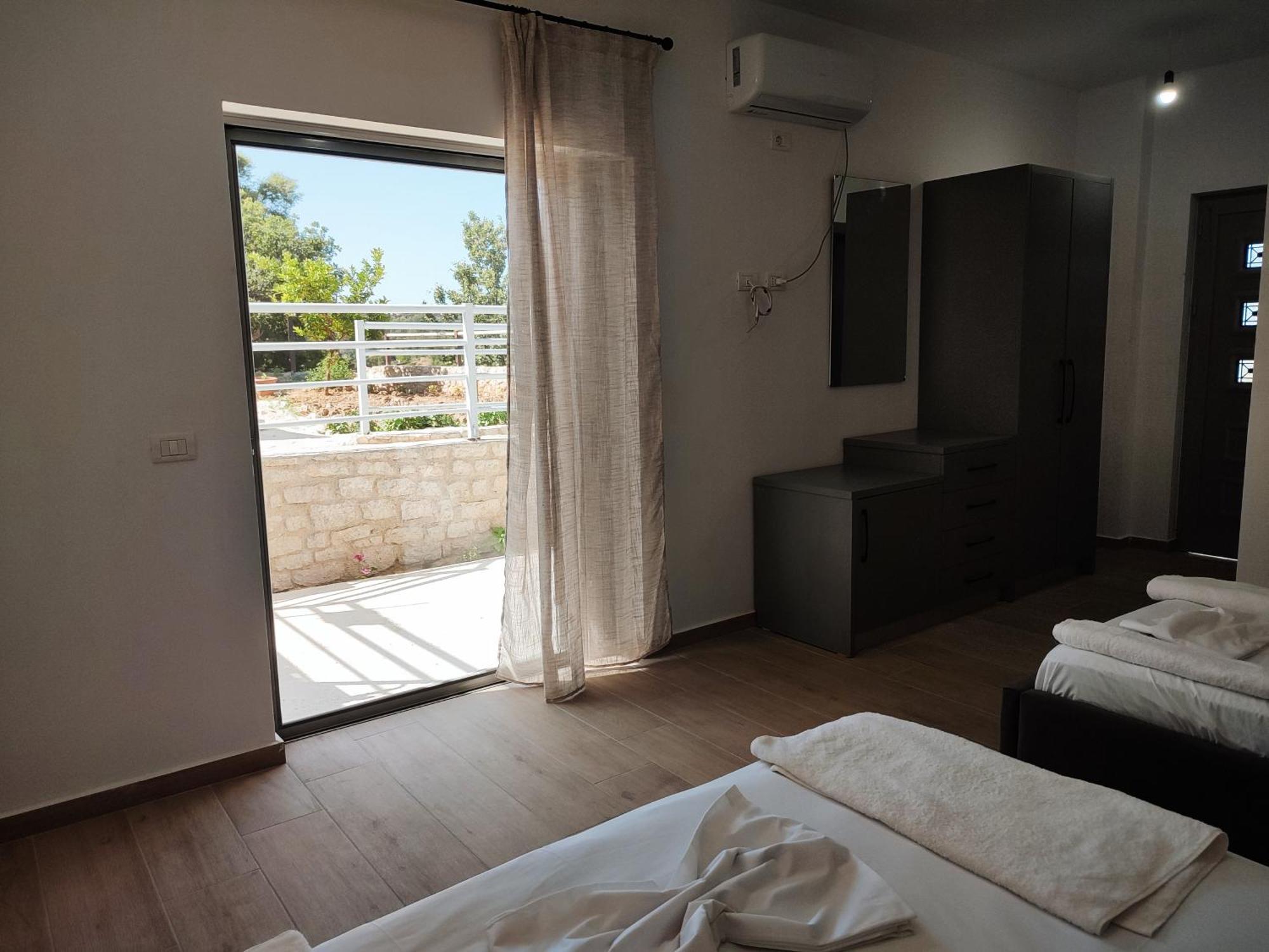 Petros Rooms Himare Rum bild