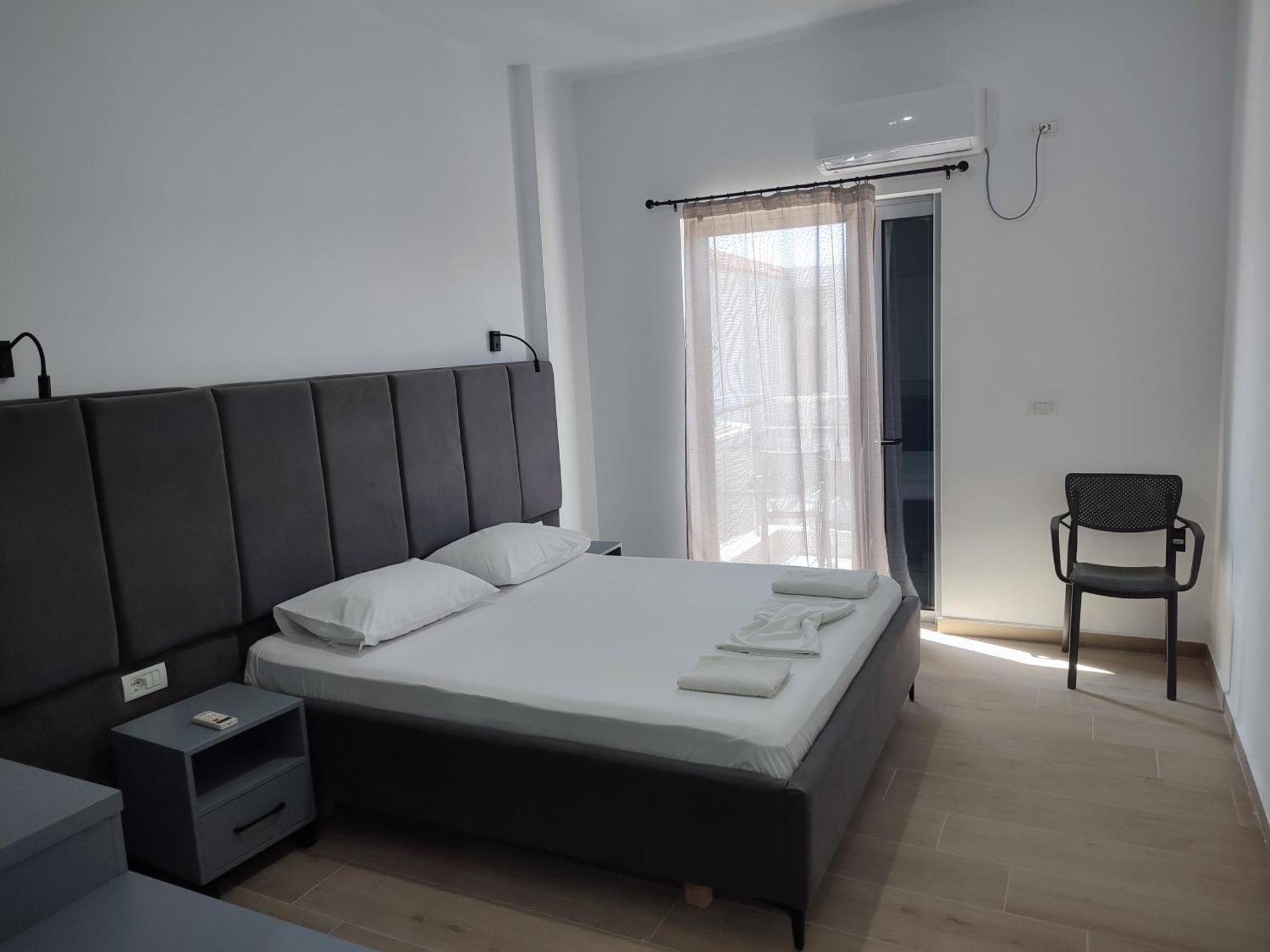 Petros Rooms Himare Exteriör bild