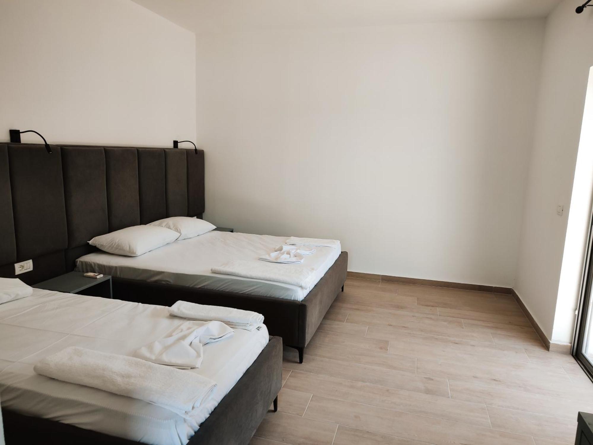 Petros Rooms Himare Rum bild